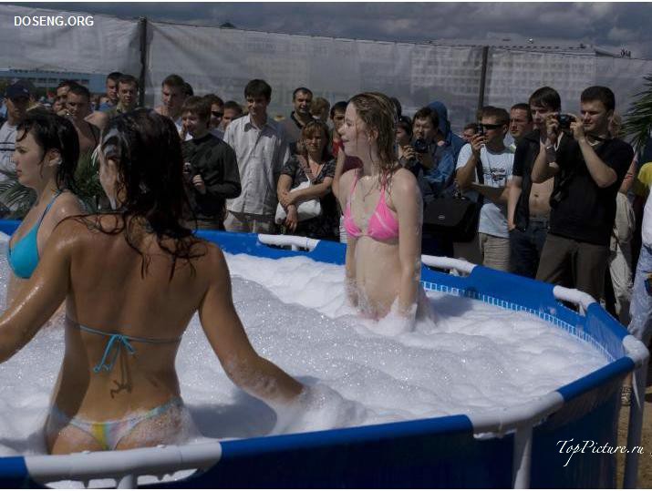 Девушки в купальниках купаются в бассейне с пеной под открытым небом 5 фотография