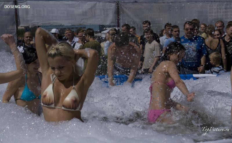 Девушки в купальниках купаются в бассейне с пеной под открытым небом 10 фотография