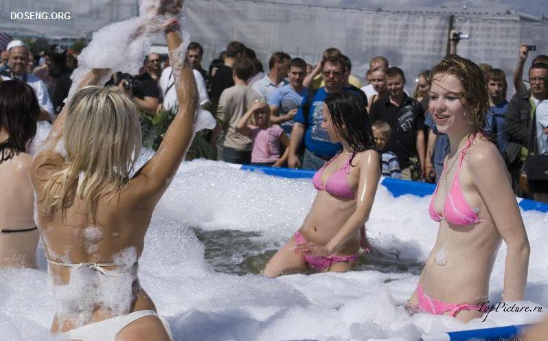 Девушки в купальниках купаются в бассейне с пеной под открытым небом 21 фотография