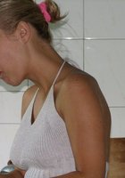 Голая блонда с интим стрижкой насаживается киской на член сожителя 11 фотография
