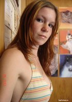 18 летняя милашка с длинными ножками позирует голышом в своей комнате 11 фото