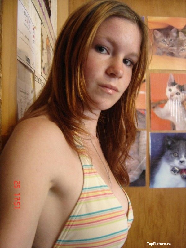 18 летняя милашка с длинными ножками позирует голышом в своей комнате 11 фотография