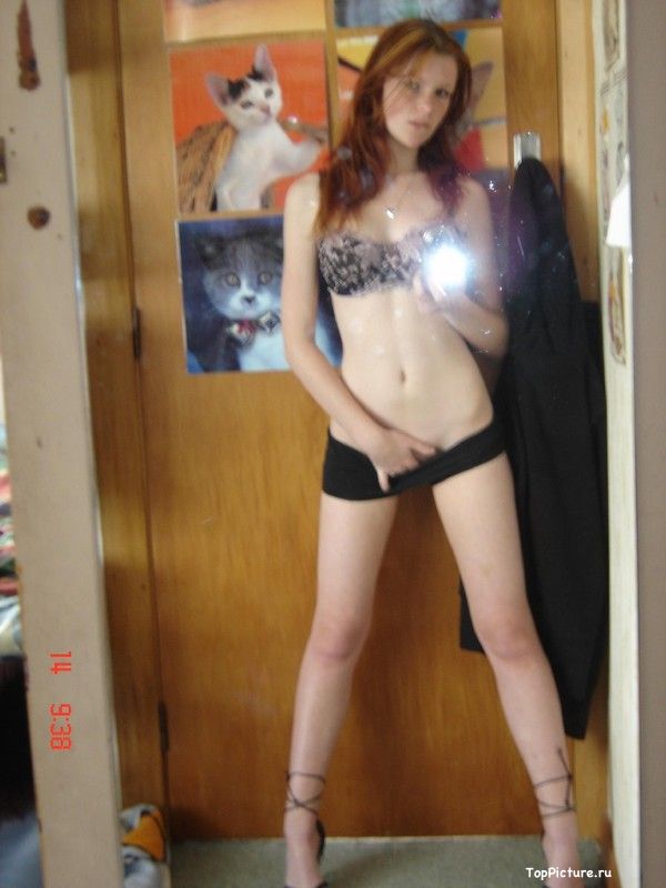 18 летняя милашка с длинными ножками позирует голышом в своей комнате 13 фотография