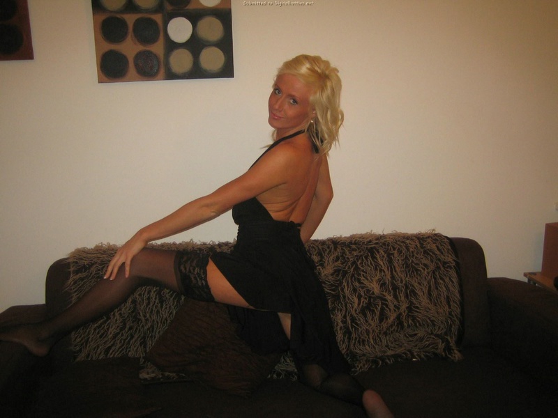 Загорелая блондинка позирует в квартире в чулках и эротичном белье 1 фотография