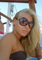 Во время летнего отпуская блондинка отдыхает на пляже в голубых трусиках 12 фото