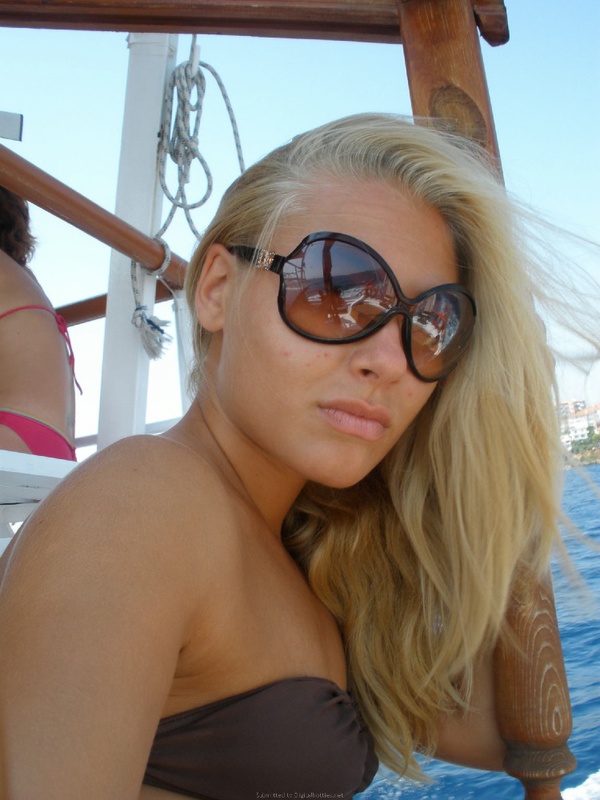 Во время летнего отпуская блондинка отдыхает на пляже в голубых трусиках 12 фотография