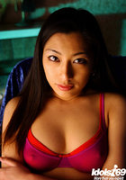 Азиатка стянула малиновое белье и засветила грудь и волосатый лобок 1 фотография