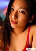 Азиатка стянула малиновое белье и засветила грудь и волосатый лобок 7 фотография