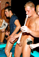 Пьяная оргия с мокрыми телками в ночном клубе 9 фото