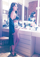 Британская модель Ava Dalsush ласкает свою мохнатку в гримерке 1 фото