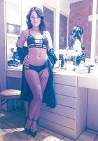 Британская модель Ava Dalsush ласкает свою мохнатку в гримерке 2 фото