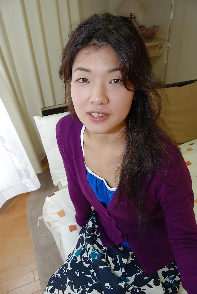 Азиатка с плоскими титьками дрочит волосатую манду вибро-яйцом 3 фотография
