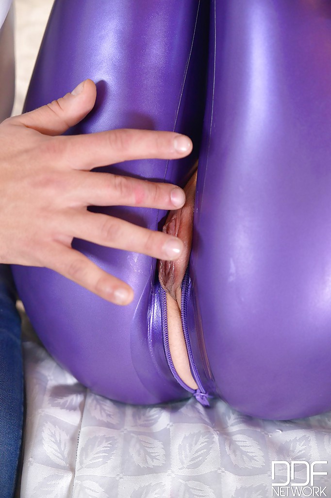 Типы трахают секс игрушками губастую бабу в фиолетовом костюме из латекса 7 фотография