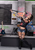 Татуированная рокерша в ботфортах светит упругими сиськами около микрофона 5 фото