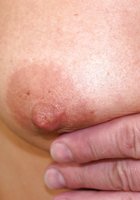 Зрелка дала гинекологу осмотреть ее небритую вагину на кушетке 1 фото