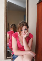 Полная девушка с растяжками на животе светит мандой напротив зеркала 2 фото