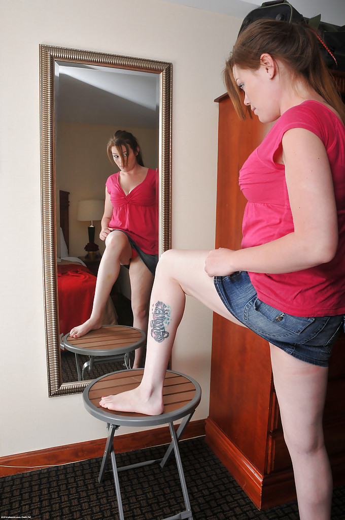 Полная девушка с растяжками на животе светит мандой напротив зеркала 3 фотография