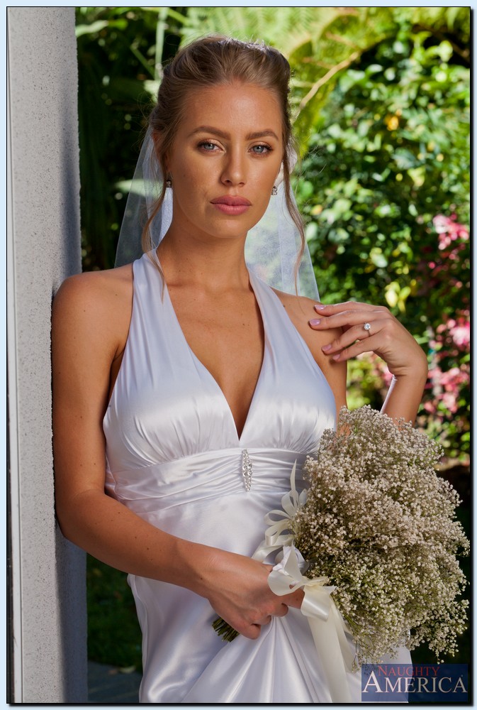 Невеста с фатой светит телом в нижнем белье на лавке и в ванной 1 фотография