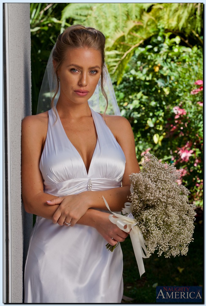 Невеста с фатой светит телом в нижнем белье на лавке и в ванной 2 фотография